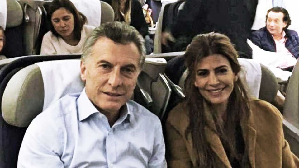Mauricio Macri rumbo a Europa. El hotel donde se hospeda el ex presidente en París cuesta 1.800 euros la noche. Allí cumplirá con la cuarentena.