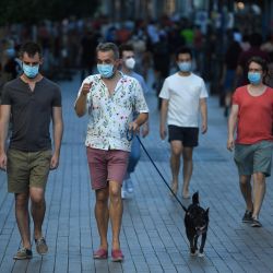 Las personas que usan máscaras faciales caminan por el centro de Madrid. - Madrid se movió para hacer obligatorio el uso de máscaras en todo momento en público mientras España lidiaba con las consecuencias de un aumento en los casos de virus que ha provocado varias advertencias internacionales de viaje. | Foto:PIERRE-PHILIPPE MARCOU / AFP