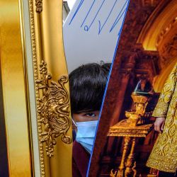 Un manifestante tiene retratos del rey de Tailandia Maha Vajiralongkorn (izq.) Y su difunto padre, el rey Bhumibol Adulyadej, durante un mitin progubernamental y monárquico exigiendo la protección de los valores tradicionales tailandeses en el centro de Bangkok. | Foto:Mladen Antonov / AFP