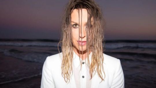 Adicciones, estrés y depresión post parto: las razones detrás del largo silencio de Alanis Morissette