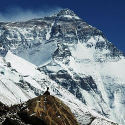 El anuncio de la reapertura al turismo del Everest tiene lugar en un momento muy complicado por el rebrote del coronavirus en Nepal.