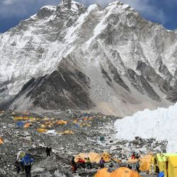 Los alpinistas tienen tiempo hasta el próximo 17 de agosto, fecha en la que está prevista que se reanuden los vuelos nacionales e internacionales.