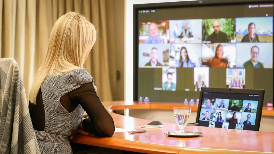 Fabiola Yañez participó de una videoconferencia sobre medioambiente con ONGs