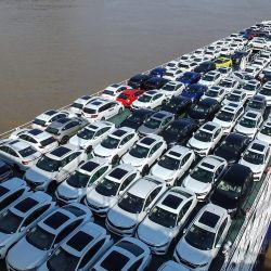 La foto muestra un buque de carga que transportaba automóviles que se dirigía por el río Yangtze en Yichang, en la provincia central china de Hubei. | Foto:STR / AFP