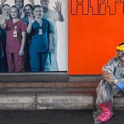 Un trabajador de la salud tomando un descanso frente al Hospital General de Medellín, en medio de la pandemia COVID-19, en Medellín. | Foto:JOAQUIN SARMIENTO / AFP