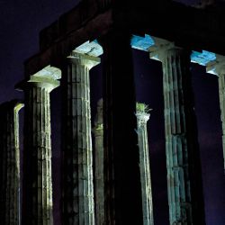 La luna llena se eleva detrás del antiguo templo de Zeus en Nemea. | Foto:Valerie Gache / AFP