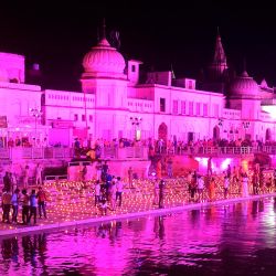Los devotos hindúes encienden lámparas de tierra a orillas del río Sarayu en la víspera antes de la ceremonia de inauguración del templo Ram propuesto en Ayodhya. | Foto:SANJAY KANOJIA / AFP