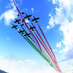 Una vista de gran angular muestra a la unidad acrobática italiana de la Fuerza Aérea Frecce Tricolori (Flechas tricolores) actuando sobre el nuevo puente de San Giorgio en su día de inauguración en Génova. | Foto:Andreas Solaro / AFP