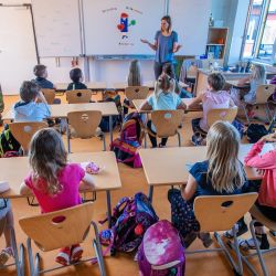 Mecklemburgo-Pomerania Occidental, Schwerin: La maestra Francie Keller da la bienvenida a los alumnos de la clase 3c en su aula de la escuela primaria de Lankow al primer día escolar después de las vacaciones de verano. | Foto:Jens Büttner / dpa-Zentralbild / DPA