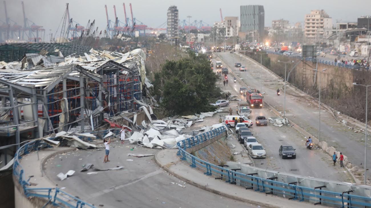 Una explosión en el puerto principal del Líbano sacudió la capital Beirut y sus suburbios