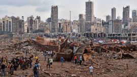 Explosión cerca del puerto en la capital libanesa Beirut el 4 de agosto de 2020. - Dos grandes explosiones sacudieron la capital libanesa Beirut, hiriendo a decenas de personas, sacudiendo edificios y enviando enormes columnas. de humo ondeando hacia el cielo.