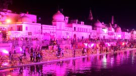 Los devotos hindúes encienden lámparas de tierra a orillas del río Sarayu en la víspera antes de la ceremonia de inauguración del templo Ram propuesto en Ayodhya.