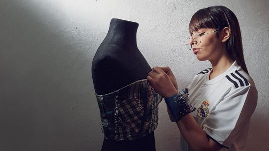 Conocé a Aldi Vega, la "diseñadora del desastre" que imaginó como nadie el vestuario del trap