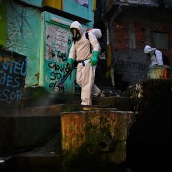 Un voluntario desinfecta un área dentro de la Favela de Santa Marta, en Río de Janeiro, Brasil, durante la pandemia COVID-19. | Foto:CARL DE SOUZA / AFP