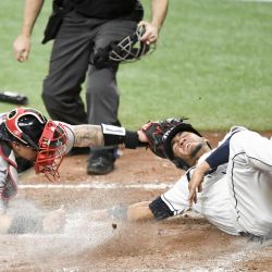 Michael Perez de los Tampa Bay Rays anota bajo el guante de José Perazade los Boston Red Sox durante la quinta entrada en Tropicana Campo en San Petersburgo, Florida. | Foto:Douglas P. DeFelice / Getty Images / AFP