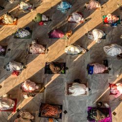 Los musulmanes asisten a las oraciones de Eid al-Adha con distanciamiento social como medida preventiva contra el coronavirus COVID-19 en una mezquita en Surabaya en Java Oriental. | Foto:Juni Kriswanto / AFP