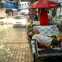 Esta imagen tomada muestra a un conductor de trishaw tomando una siesta frente a un centro comercial en Penang, mientras Malasia advierte sobre una segunda ola del coronavirus COVID-19. | Foto:Goh Chai Hin / AFP