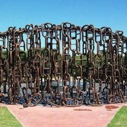 El monumento evocativo de la Vuelta de Obligado, es justamente la exhibición de cadenas como la que encontró el López en la costa.