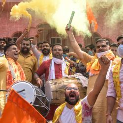 Los trabajadores de Bharatiya Janata Yuva Morcha, el ala juvenil del Partido Bharatiya Janata (BJP), queman galletas mientras celebran la ceremonia de inauguración del Templo Ram en Ayodhaya, en el Templo Ram Tirath en Amritsar. | Foto:NARINDER NANU / AFP