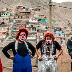 Los payasos con máscaras posan para una foto antes de actuar en el distrito de Puente Piedra, en las afueras del norte de Lima, durante la pandemia de COVID-19. | Foto:ERNESTO BENAVIDES / AFP