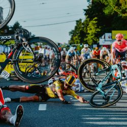El ciclista holandés Dylan Groenewegen (en el suelo) y otros pilotos chocan durante la etapa inaugural de la carrera del Tour de Polonia en Katowice, sur de Polonia. | Foto:Szymon Gruchalski / Forum / AFP