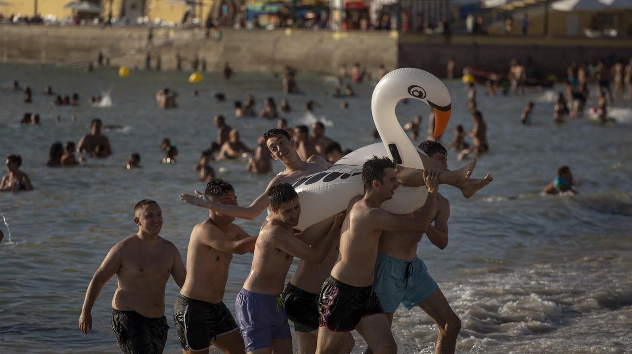 España y jovenes  sin barbijo 