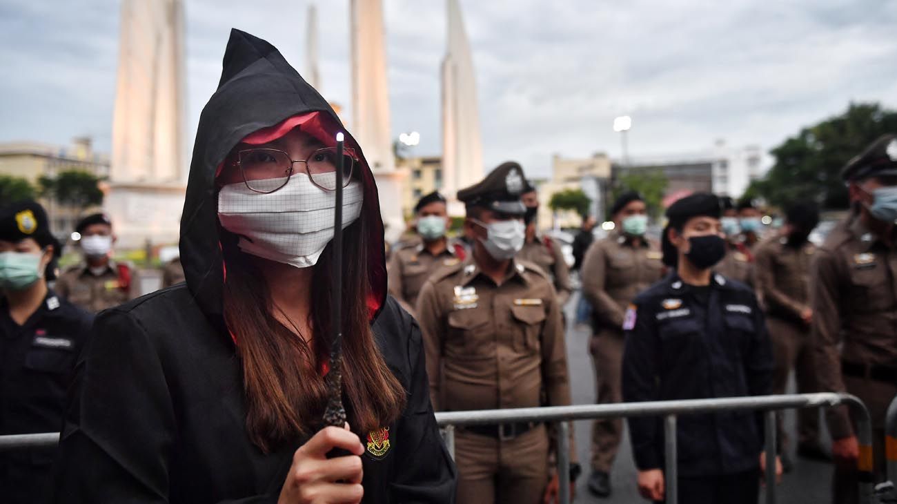  protesta en tailandia contra la monarquía con temática de harry potter