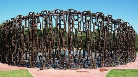 El monumento evocativo de la Vuelta de Obligado, es justamente la exhibición de cadenas como la que encontró el López en la costa.