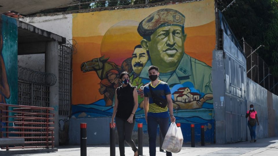 El gobierno de Maduro aplica desde junio un esquema que llama "7+7", que alterna siete días de confinamiento estricto, en los cuales todos los comercios son obligados a cerrar salvo los de sectores "esenciales" como alimentos o salud.