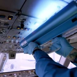 Cabinas de vuelo son limpiadas con luz ultravioleta para matar todo tipo de gérmenes.