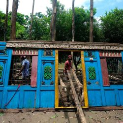 La gente desmonta una casa debido a que los residentes tienen que mudarse debido a la erosión del río en Munshiganj, en las afueras de Dhaka. | Foto:Munir Uz zaman / AFP