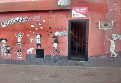 Bataclana Bajo Sus Persianas Y Teatro La Llave Vende Su Vestuario Para No Cerrar Perfil