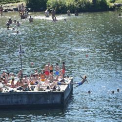 La gente disfruta del agua de enfriamiento del lago Malaren en Langholmen en Estocolmo, Suecia, en un soleado a casi 30 grados Celsius. | Foto:Agencia de noticias TT / AFP