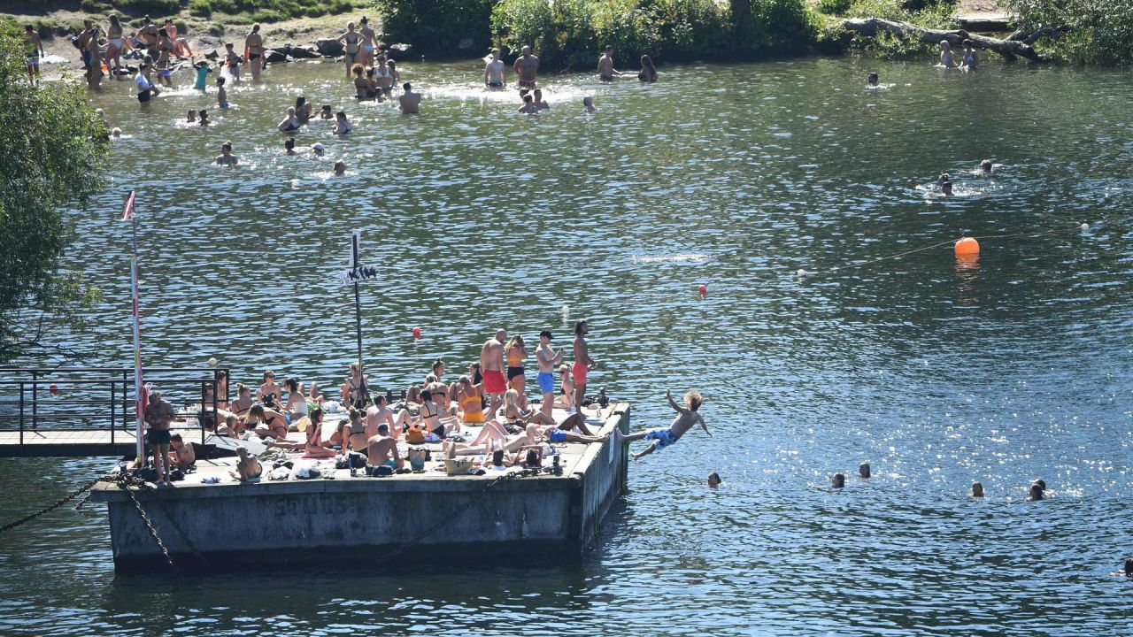 La gente disfruta del agua de enfriamiento del lago Malaren en Langholmen en Estocolmo, Suecia, en un soleado a casi 30 grados Celsius. | Foto:Agencia de noticias TT / AFP