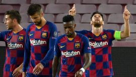 El delantero argentino del Barcelona Lionel Messi celebra con sus compañeros de equipo después de marcar un gol durante la ronda de la Liga de Campeones de la UEFA de 16 partidos de fútbol de segunda etapa entre el FC Barcelona y el Napoli en el estadio Camp Nou de Barcelona.
