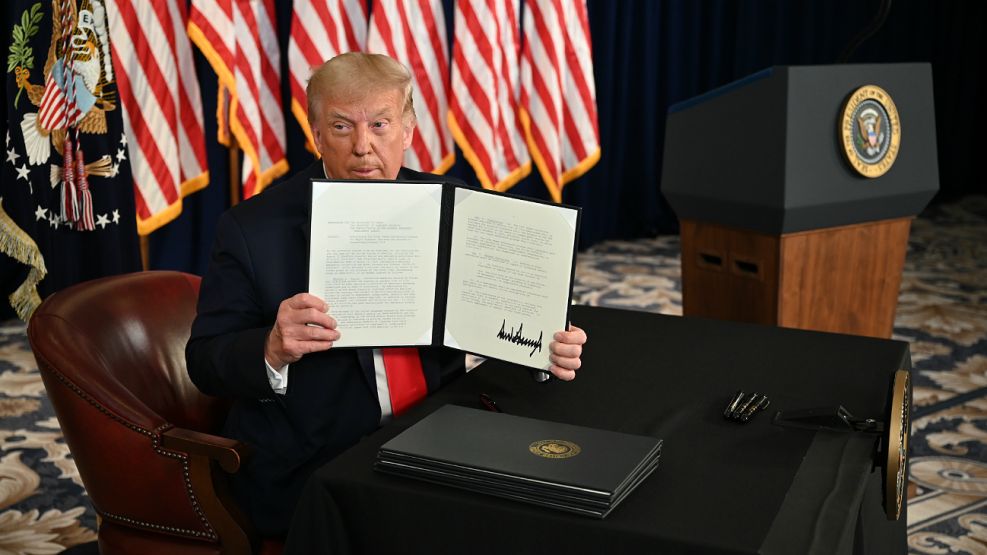 Trump firmó la ayuda económica por decreto.