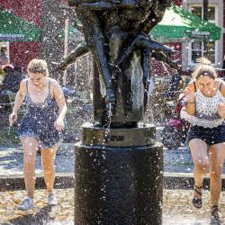 Las mujeres se refrescan en una fuente en Maastricht, cuando una ola de calor golpea Europa. | Foto:MARCEL VAN HOORN / ANP / AFP