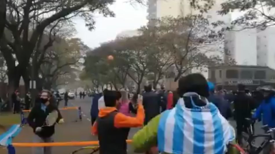 Frente a la Residencia de Olivos, profesores de tenis y otros deportes reclamaron poder volver a trabajar.