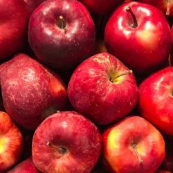 Manzanas acompañadas además de dos saludables aliadas: espinaca y garbanzos.
