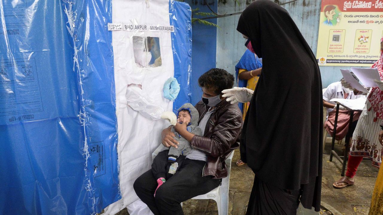 Un trabajador de la salud toma una muestra de hisopo de un niño en una caseta de prueba de coronavirus COVID-19 improvisada y gratuita en Hyderabad. | Foto:Noah Seelam / AFP