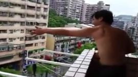 Impedido por la cuarentena del coronavirus, un joven se las ingenió para pescar desde su balcón.