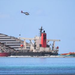El buque MV Wakashio, perteneciente a una empresa japonesa pero con bandera panameña, que encalló y provocó una fuga de petróleo se ve cerca del Blue Bay Marine Park en el sureste de Mauricio. | Foto:Sumeet Mudhoo / L'Express Maurice / AFP