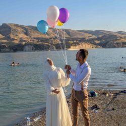 Esta imagen muestra a una pareja de recién casados junto a la presa de Ilosu que separa la ciudad de Hasankeyf recién construida de los restos de la antigua ciudad del mismo nombre y sus sitios arqueológicos que fueron inundados como parte de la presa de Ilõsu. proyecto ubicado a lo largo del río Tigris en la provincia de Batman en el sureste de Turquía. | Foto:BULENT KILIC / AFP