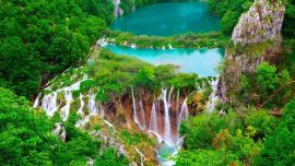 El Parque Nacional de los Lagos de Plitvice es una reserva forestal situada en el centro de Croacia.