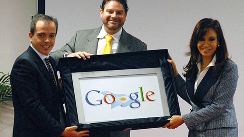 Otros tiempos de Cristina Kirchner con Google. Avanza la causa judicial impulsada por la expresidenta contra el gigante de internet.