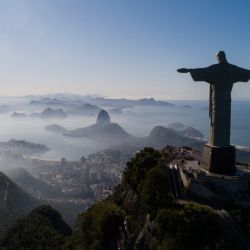 Brasil, Río de Janeiro: vista general de la estatua del Cristo Redentor, el principal lugar turístico de Río de Janeiro, que continúa cerrado a los visitantes en medio de la devastadora pandemia de coronavirus, para que más de 100.000 brasileños perdieron la vida. | Foto:Fernando Souza / DPA