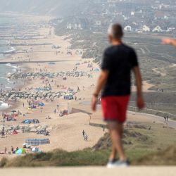 Inglaterra, Dorset: La gente se agolpa en la playa de Southbourne debido a la alta temperatura. | Foto:Andrew Matthews / PA Wire / DPA