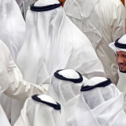 El ministro de Finanzas de Kuwait, Barrak al-Shaitan, saluda a sus colegas durante una sesión del parlamento en la asamblea nacional de Kuwait en la ciudad de Kuwait. | Foto:YASSER AL-ZAYYAT / AFP