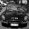 Norman Dewis, test driver e ingeniero de desarrollo, a bordo del Jaguar E-type 77 RW en Ginebra, en 1961. Crédito: JDHT.