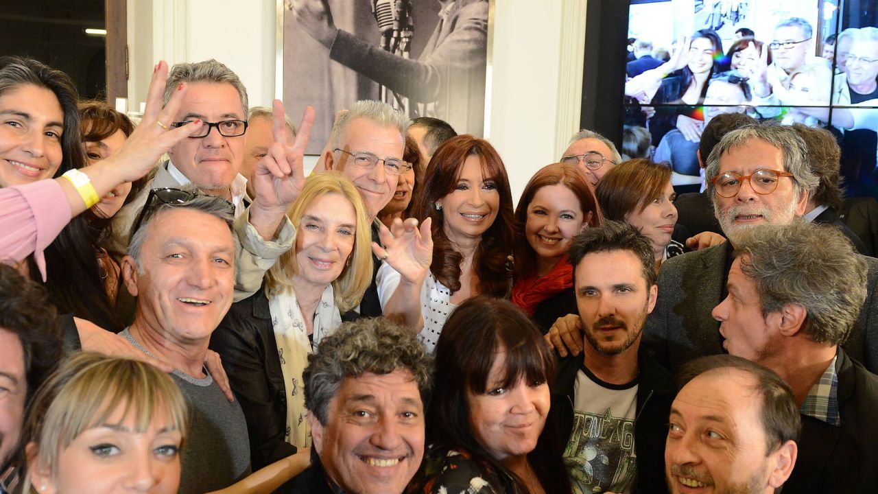 Cristina Kirchner con actores en un acto en el Salón Mujeres Argentinas de la Casa Rosada.  | Foto:PRESIDENCIA